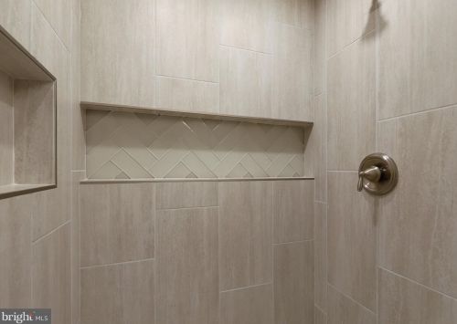 5954 New England Wood Dr, Springfield VA 22015-2910 exterior