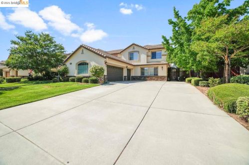 1014 Vineyard Dr, Oakley, CA 94561-3800