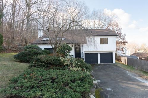 106 Ferrone Ave, Waterbury, CT 06705-2530