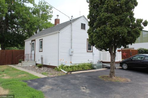 690 3rd St, Cokato, MN 55321-9408