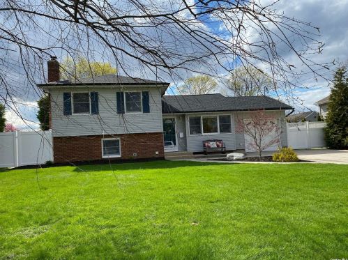 18 Phyllis Pl, West Islip, NY 11795-2006