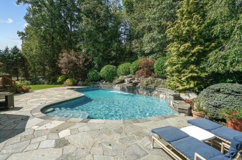24 Charnwood Dr, Airmont, NY 10901-3508