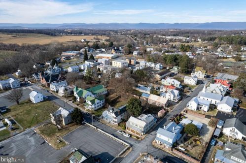 102 High St, Edinburg VA  22824-3084 exterior