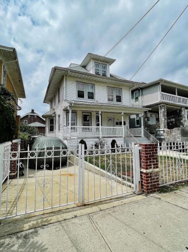 335 Beach 68th St, Far Rockaway, NY 11692-1404