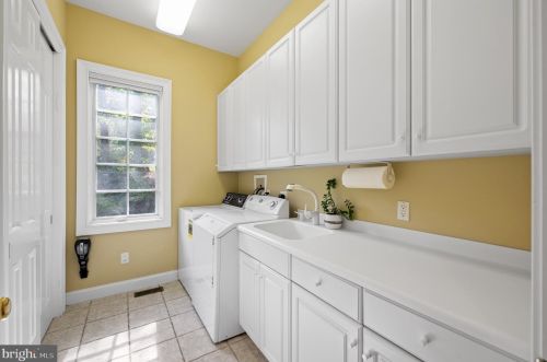 100 Deer Vly Ln, Wilmington DE  19807-1912 exterior