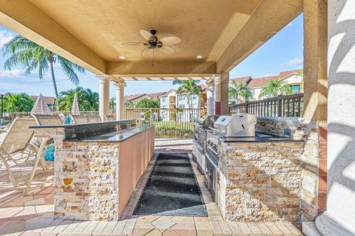 721 Villa Cir, Boynton Beach FL  33435-8914 exterior