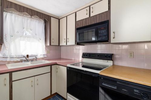 59 Grinnell Ave, Tiverton RI  02878-1901 exterior