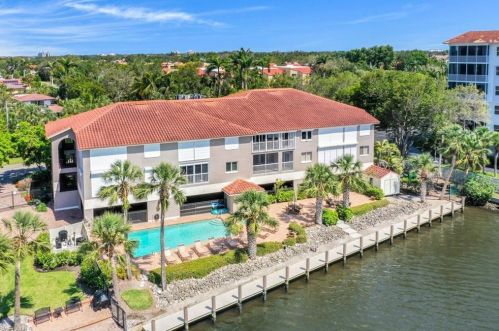 9101 Vanderbilt Dr, Naples FL 34108-2308 exterior