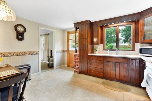 57 Keeney St, Manchester CT 06040-6426 exterior