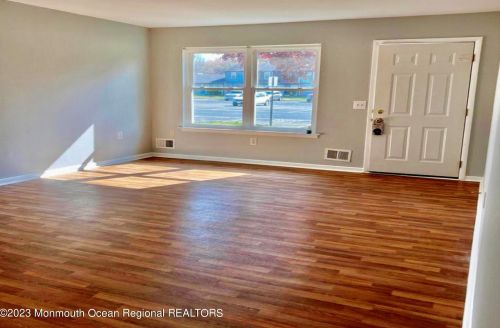 264 Greenwood Loop Rd, Bricktown, NJ 08724-1272