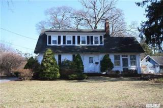 61 Woodland Dr, Brightwaters, NY 11718-1918