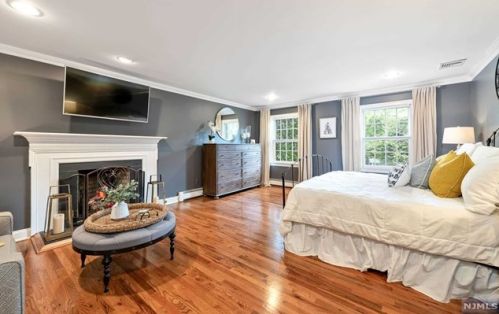 220 Allendale Ave, Allendale NJ  07401-1725 exterior