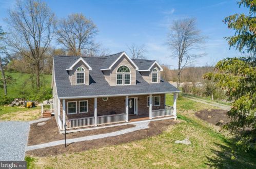 58 Chestnut St, Marsh, PA 19520-9408