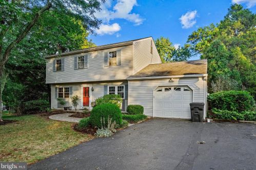 1073 Maykut Ave, Collegeville, PA 19426-2434