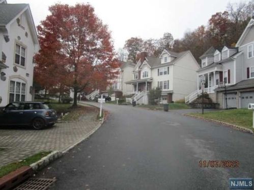 18 Skytop Rdg, Oakland, NJ 07436-2356