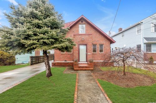 53 Webster St, Floral Park, NY 11001-3609