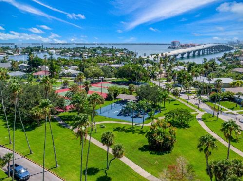 3201 Maritana Dr, Saint Petersburg FL  33706-4042 exterior