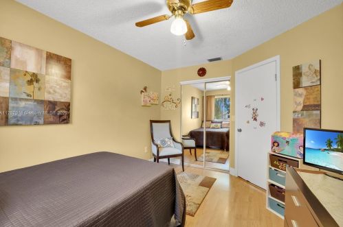 18126 61st Pl, Hialeah FL  33015-5601 exterior