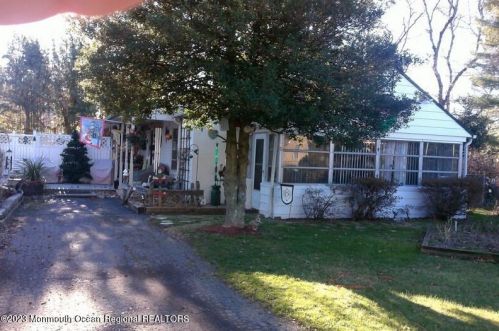 52 Monterey Cir, Lakewood, NJ 08701-3065