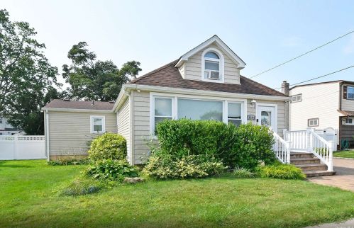 3584 Verona Pl, Seaford, NY 11783-2735