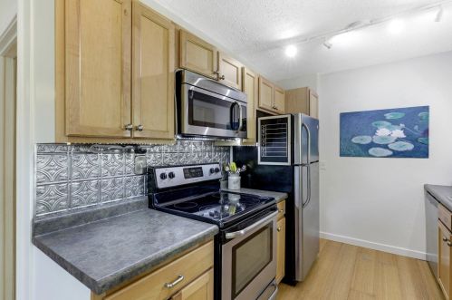 6906 Valley Pl, Minneapolis, MN 55427-2135