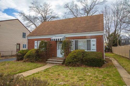 3 Lexington Ave, Westbury, NY 11590-4307