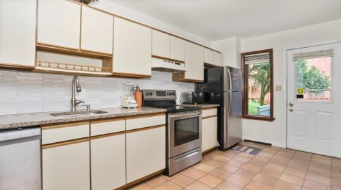 132 Woodland Dr, Pleasantville NY  10570-3612 exterior
