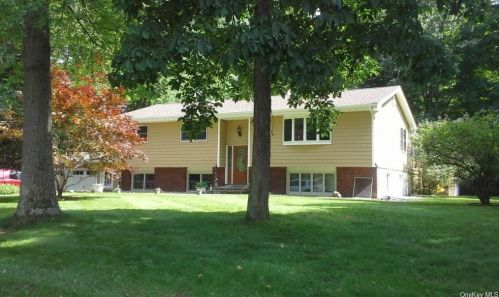 42 Thompson Dr, Washingtonville, NY 10992-1806