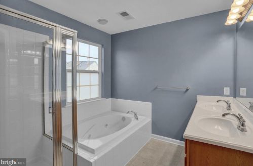 726 Blossom Dr, Hanover PA  17331-2078 exterior