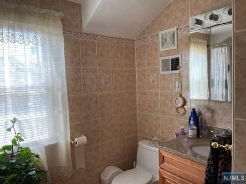 71 Jasper Ave, Teaneck NJ  07666-3816 exterior