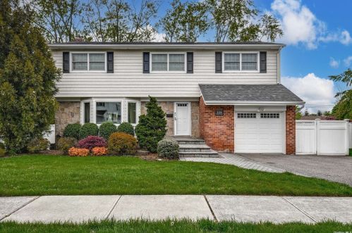 124 Orleans Ln, Muttontown, NY 11753-1619
