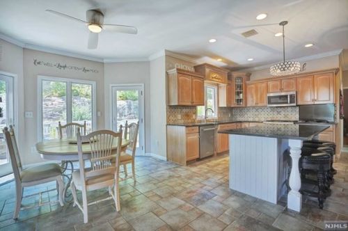 58 Finch Rd, Skyline Lakes NJ  07456-2423 exterior