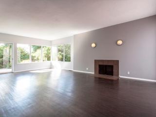 8561 Hillside Ave, Los Angeles CA  90069-1506 exterior