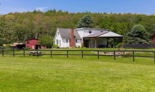 422 Masten Rd, Pleasant Valley, NY 12569-7338