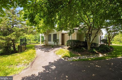 2853 Middleboro Dr, Falls Church VA  22042-4403 exterior