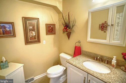 475 Woodcrest Dr, Navy Sup Dpt PA 17050-6854 exterior