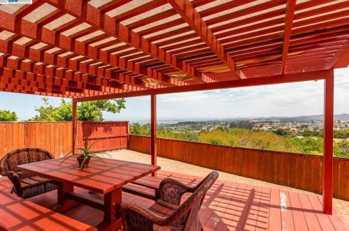 1408 Greenfield Cir, Pinole CA  94564-2136 exterior