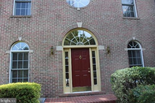 8823 Burke Rd, Springfield VA  22015-3619 exterior