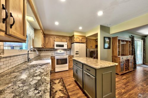 1084 Fairway Ave, South Lake Tahoe CA  96150-8401 exterior