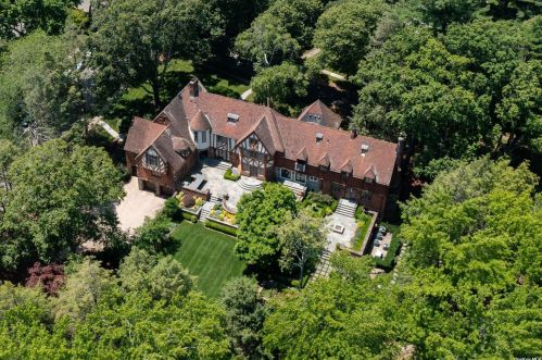 1 Somerset Dr, Great Neck, NY 11020-1807