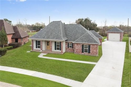 323 Lac Cypriere Dr, Luling LA  70070-7200 exterior