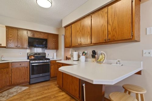 5565 Donegal Dr, Saint Paul, MN 55126-4717