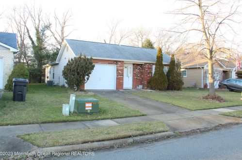 27 Rainier Dr, Bricktown, NJ 08724-2081