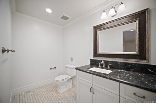 920 Kings Rd, Newport Beach CA  92663-5718 exterior