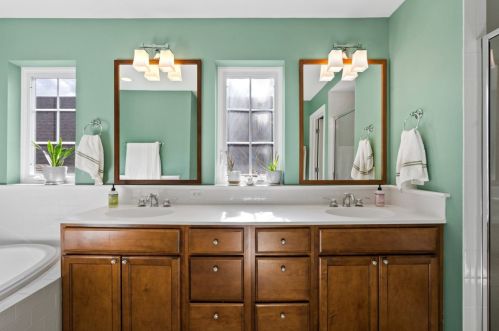 1465 Glen Oaks Ln, Thiensville WI  53092-2954 exterior