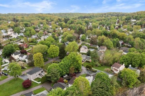 22 Kensington Ave, Thornwood NY  10594-1144 exterior