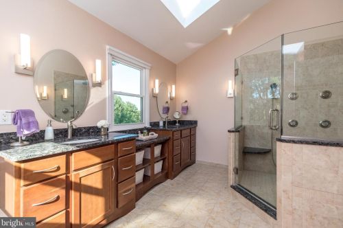 732 Castlewood Dr, Dresher PA 19025-2015 exterior