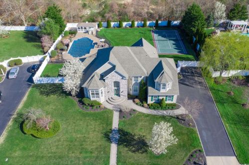 18 Sherwood Dr, Shoreham, NY 11786-2054