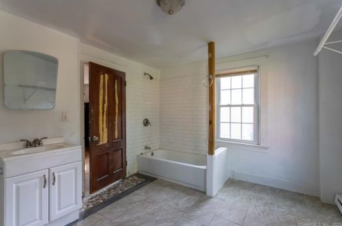 201 Town St, Norwich CT  06360-2402 exterior