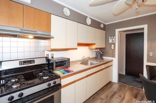 35 Walsh Ln, Westbury NY  11590-1029 exterior